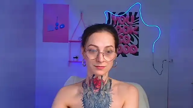 Snapshot of Esmi_Winter chatting on February 14, 6:46 am Esmi Winter online show from February 14, 6:46 am