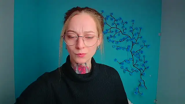 Snapshot of Esmi_Winter chatting on February 28, 6:13 am Esmi Winter online show from February 28, 6:13 am