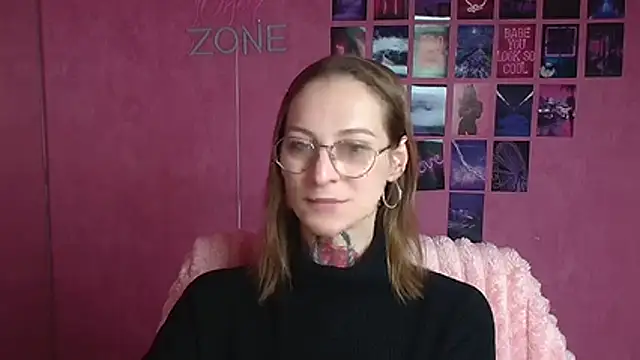 Snapshot of Esmi_Winter chatting on February 18, 6:22 am Esmi Winter online show from February 18, 6:22 am