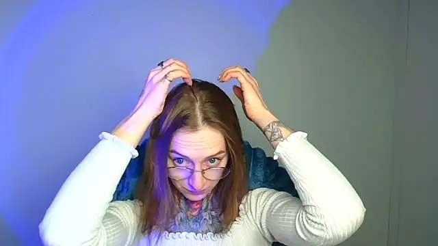 Snapshot of Esmi_Winter chatting on February 24, 6:25 am Esmi Winter online show from February 24, 6:25 am