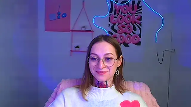 Snapshot of Esmi_Winter chatting on February 22, 6:27 am Esmi Winter online show from February 22, 6:27 am