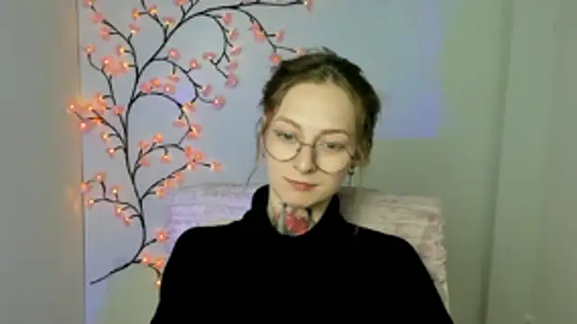 Esmi Winter online show from April 3, 5:52 pm