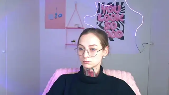 Snapshot of Esmi_Winter chatting on February 25, 6:13 am Esmi Winter online show from February 25, 6:13 am