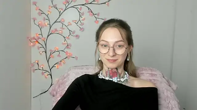 Esmi Winter online show from March 26, 6:50 pm