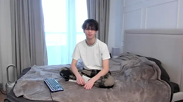 Snapshot of Ur_NextDoor_Boy chatting on March 2, 6:36 am Ur NextDoor Boy online show from March 2, 6:36 am