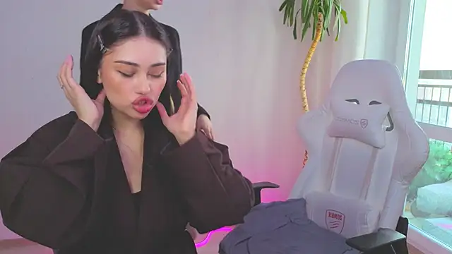 Sofia Plump online show from April 25, 12:30 pm