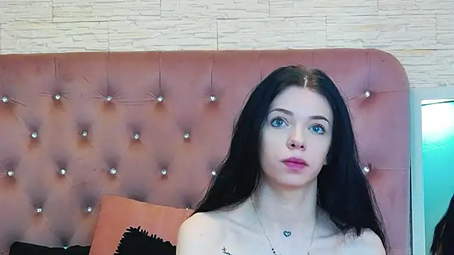 Snapshot of PeachyElla26 chatting on February 23, 8:37 am PeachyElla26 online show from February 23, 8:37 am