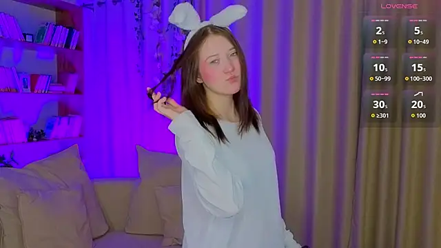 MmollyMay online show from April 8, 9:22 am