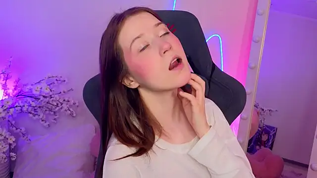 MmollyMay online show from April 18, 10:28 am