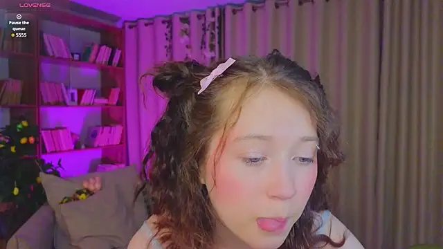 MmollyMay online show from April 4, 10:22 am