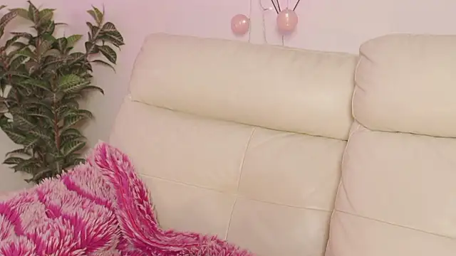 Snapshot of Shopie_Colucci chatting on March 2, 9:44 pm Shopie Colucci online show from March 2, 9:44 pm