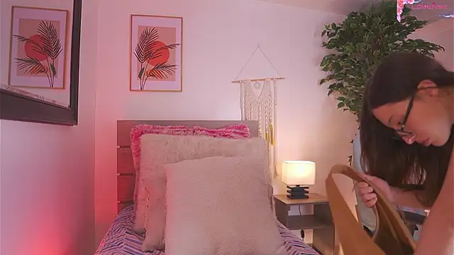 Snapshot of Shopie_Colucci chatting on February 12, 1:11 pm Shopie Colucci online show from February 12, 1:11 pm