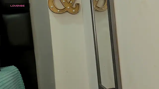 Criistal castro online show from March 6, 12:00 pm