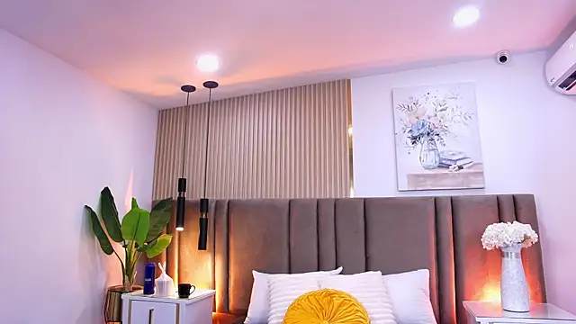 Snapshot of SaraLugo chatting on May 4, 7:39 pm SaraLugo online show from May 4, 7:39 pm