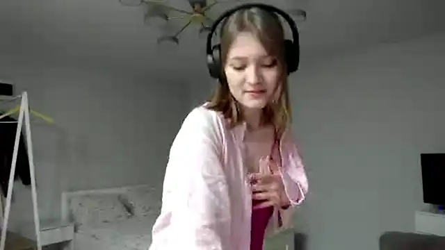 Snapshot of Mirrrra1 chatting on February 11, 9:47 pm Mirrrra1 online show from February 11, 9:47 pm