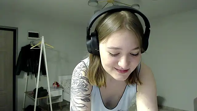 Snapshot of Mirrrra1 chatting on February 16, 7:56 pm Mirrrra1 online show from February 16, 7:56 pm