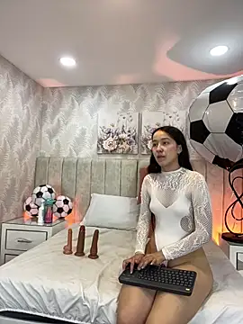 Snapshot of Brisa_Silva chatting on June 19, 12:00 pm Brisa Silva online show from June 19, 12:00 pm