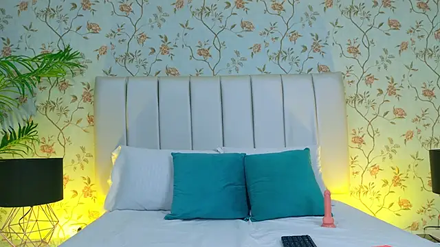 Snapshot of Brisa_Silva chatting on February 27, 12:05 pm Brisa Silva online show from February 27, 12:05 pm