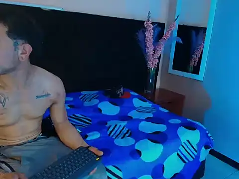 Snapshot of thonixxandluna chatting on February 18, 8:27 pm thonixxandluna online show from February 18, 8:27 pm