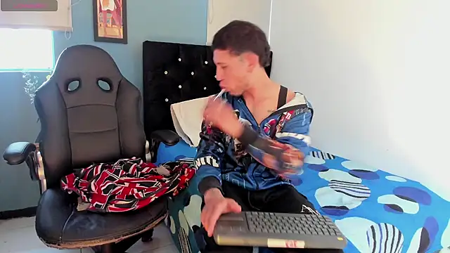 Snapshot of thonixxandluna chatting on February 28, 2:06 pm thonixxandluna online show from February 28, 2:06 pm