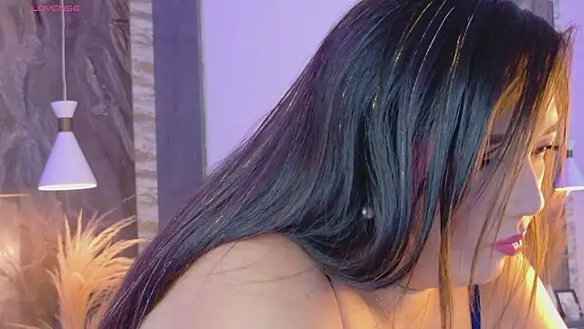 Hannah-Prada online show from March 18, 11:35 am