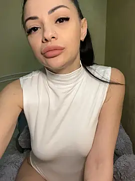 Snapshot of Layana_Ro chatting on February 18, 5:53 pm Layana Ro online show from February 18, 5:53 pm