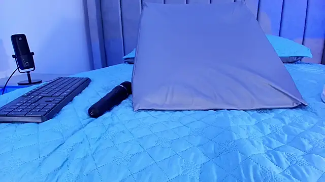 freyhasmith  online show from March 20, 3:07 am