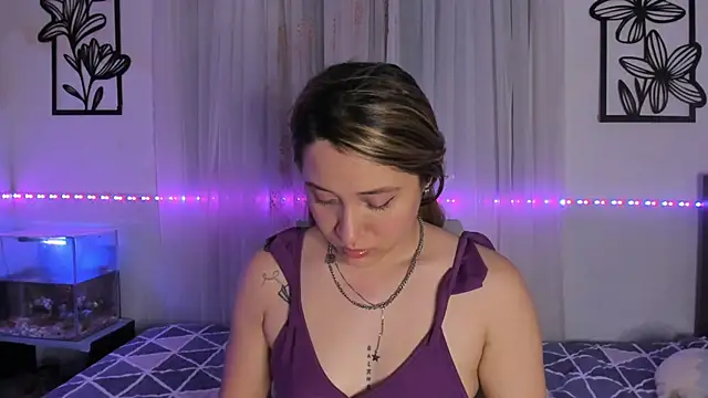 Snapshot of LeiahBlonde_ chatting on March 3, 5:36 am LeiahBlonde online show from March 3, 5:36 am