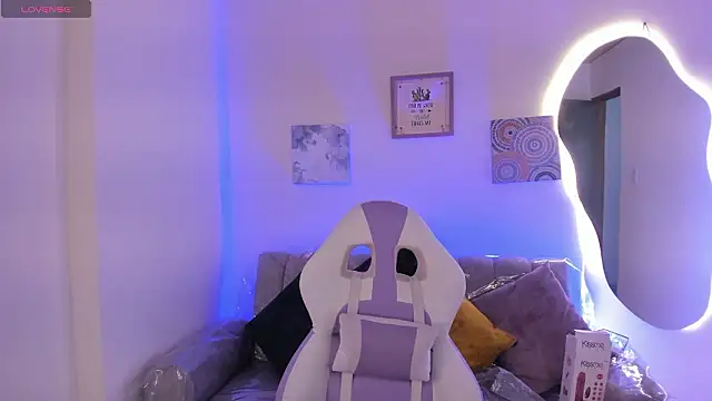 Snapshot of Afrodita_rouss chatting on February 19, 8:50 pm Afrodita rouss online show from February 19, 8:50 pm