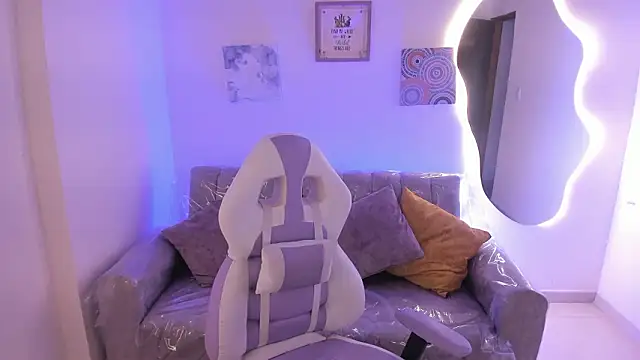 Snapshot of Afrodita_rouss chatting on February 16, 8:18 pm Afrodita rouss online show from February 16, 8:18 pm