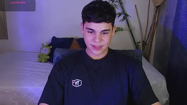 Snapshot of eithan_jonnes chatting on February 20, 8:33 pm eithan jonnes online show from February 20, 8:33 pm