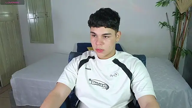 Snapshot of eithan_jonnes chatting on February 13, 10:32 pm eithan jonnes online show from February 13, 10:32 pm