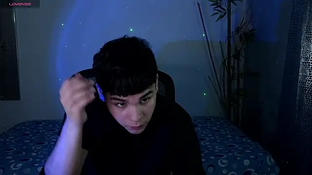 Snapshot of eithan_jonnes chatting on February 24, 9:59 pm eithan jonnes online show from February 24, 9:59 pm