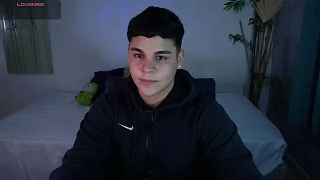 Snapshot of eithan_jonnes chatting on February 10, 3:38 am eithan jonnes online show from February 10, 3:38 am