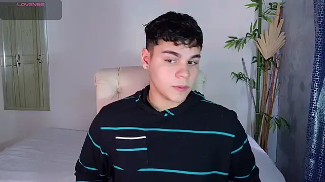 Snapshot of eithan_jonnes chatting on February 12, 5:23 pm eithan jonnes online show from February 12, 5:23 pm