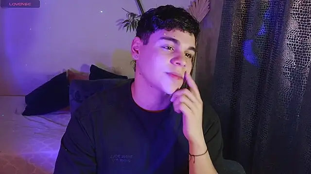 Snapshot of eithan_jonnes chatting on February 22, 9:27 pm eithan jonnes online show from February 22, 9:27 pm