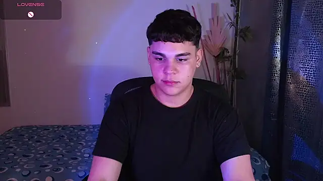 Snapshot of eithan_jonnes chatting on March 1, 8:53 pm eithan jonnes online show from March 1, 8:53 pm