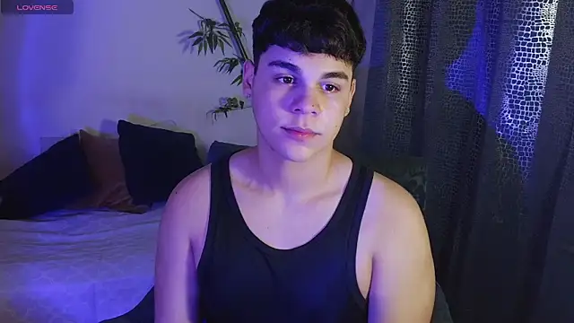 Snapshot of eithan_jonnes chatting on February 21, 8:44 pm eithan jonnes online show from February 21, 8:44 pm