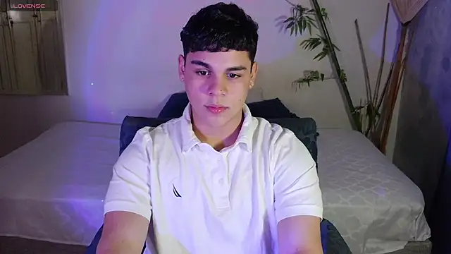 Snapshot of eithan_jonnes chatting on February 19, 11:12 pm eithan jonnes online show from February 19, 11:12 pm