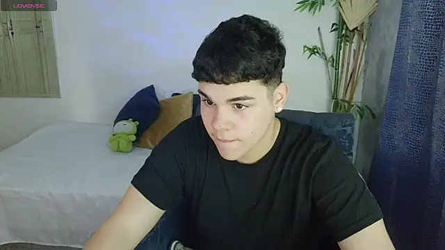 Snapshot of eithan_jonnes chatting on February 10, 8:41 pm eithan jonnes online show from February 10, 8:41 pm