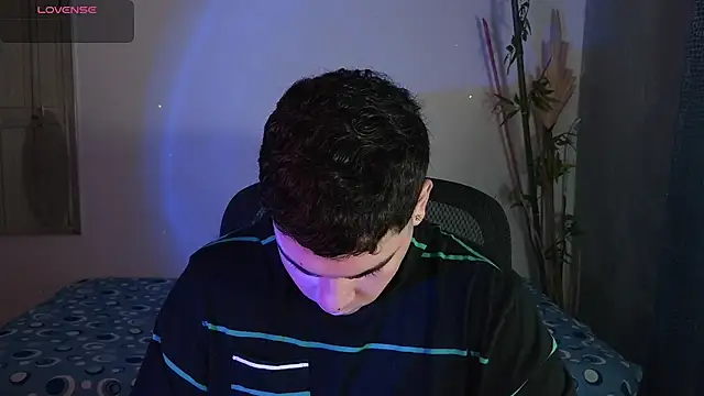 Snapshot of eithan_jonnes chatting on February 27, 8:19 pm eithan jonnes online show from February 27, 8:19 pm