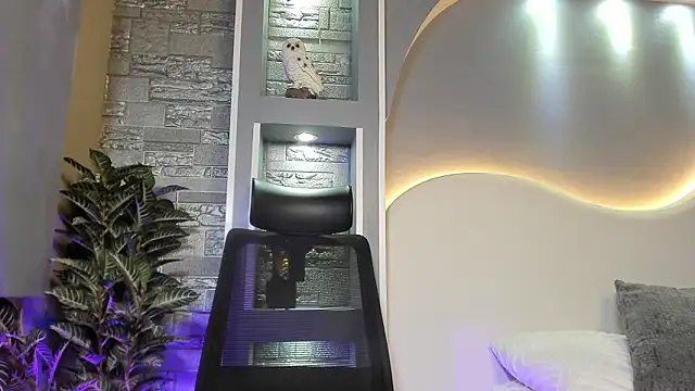 Ashley Beaomunt online show from March 5, 12:46 pm