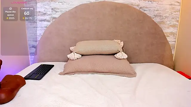 Ashley Beaomunt online show from February 25, 12:49 pm