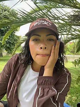 sara-jules online show from April 22, 4:03 pm