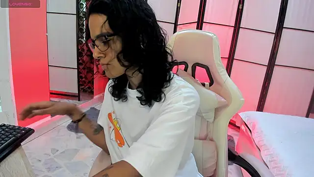 Snapshot of Julianne_7 chatting on February 24, 9:04 pm Julianne 7 online show from February 24, 9:04 pm