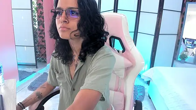 Snapshot of Julianne_7 chatting on February 23, 8:53 pm Julianne 7 online show from February 23, 8:53 pm