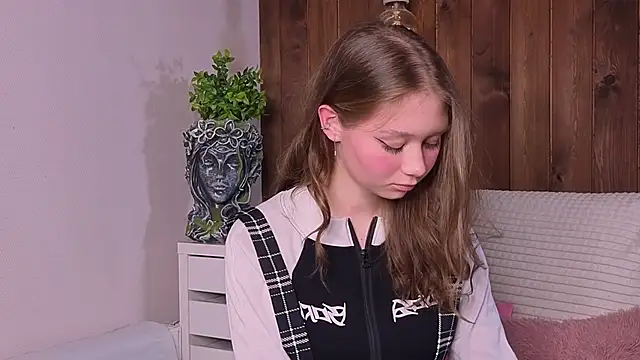 HolliBillig online show from February 11, 8:20 pm