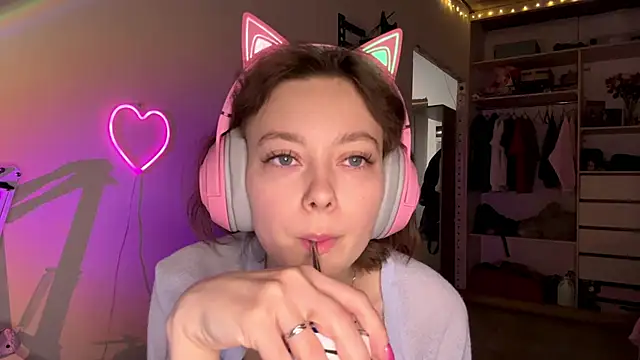 Snapshot of SlunkRear chatting on March 1, 10:43 pm SlunkRear online show from March 1, 10:43 pm