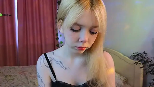 Snapshot of Rochelle_kitty chatting on February 13, 12:38 pm Rochelle kitty online show from February 13, 12:38 pm