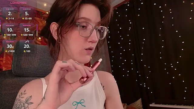 Snapshot of lolami_ chatting on June 6, 9:25 am lolami online show from June 6, 9:25 am